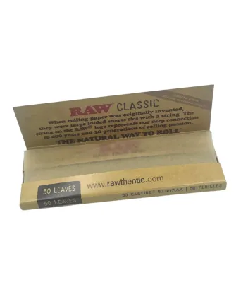 Pack mechero Clipper + Papel RAW + Grinder + Cono Cyclones Strawberry